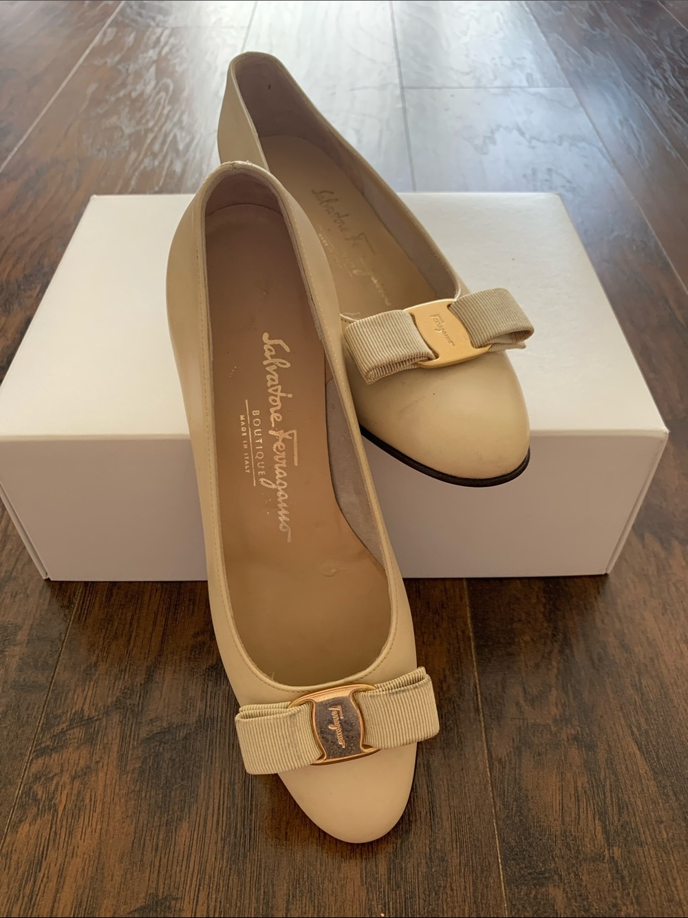 Salvatore Ferragamo Beige Leather Vara Bow Pumps with Gold Hardware